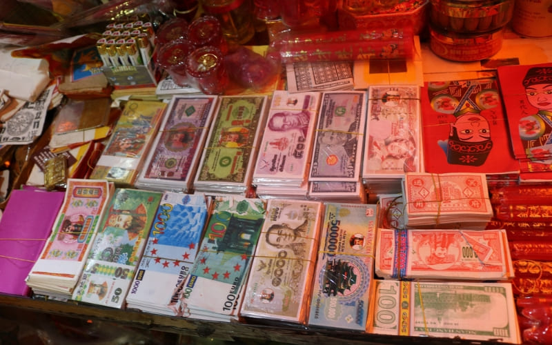 Tiền vàng mã tượng trưng của cải gửi đến tổ tiên.