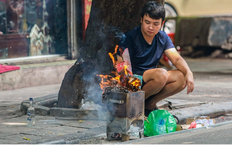 Một số gia đình vẫn giữ phong tục đốt vàng mã.