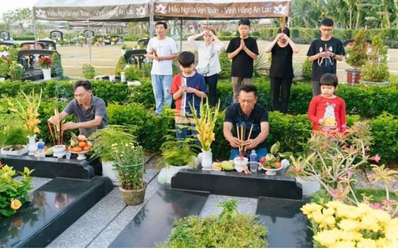 Nhiều gia đình chỉ chuẩn bị vàng mã tượng trưng.