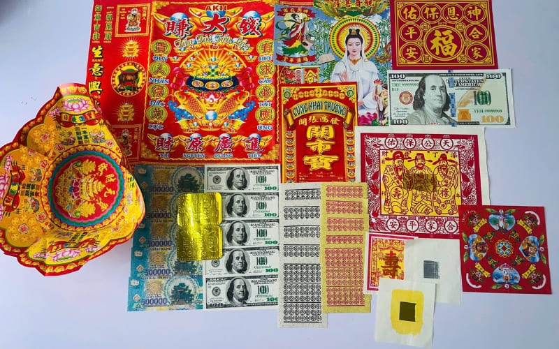 Nhiều gia đình chuẩn bị vàng mã khi cúng Thanh minh.