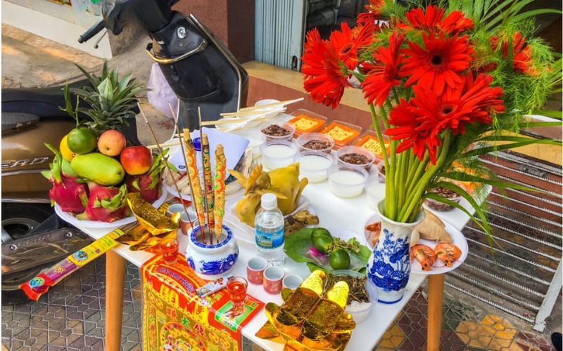 Nhà cửa giấy tượng trưng cuộc sống đầy đủ cho tổ tiên.