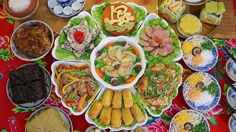 Gia chủ lau dọn bàn thờ, chuẩn bị mâm cúng chu đáo và thành tâm vọng bái tổ tiên tại gia