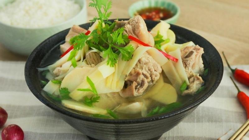 Bát canh măng hoặc canh mọc