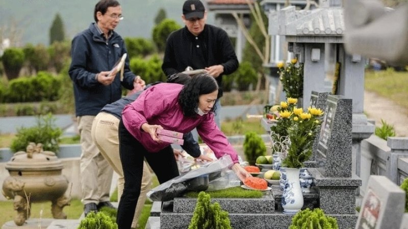 Lễ vật tại mộ cần trầu cau, hoa tươi, quả chín, rượu trắng và hương đèn thành kính