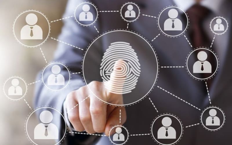 Đương đơn nộp hồ sơ và lấy dấu vân tay.