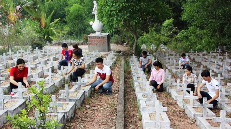 Không chụp ảnh tùy tiện tại nghĩa trang