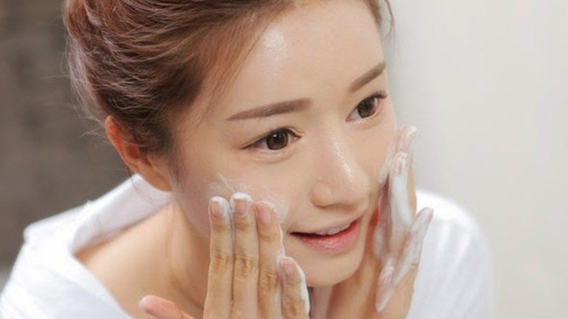 Làm sạch bề mặt da