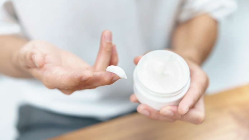 Dùng kem dưỡng lành tính giúp làm dịu, giảm căng tức và hồi phục da nhanh chóng