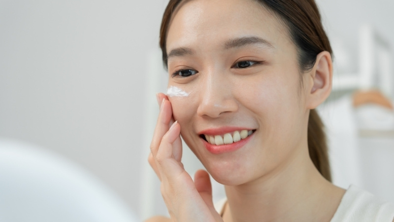 Dùng kem chứa B5, Ceramide hoặc rau má để làm dịu và tái tạo hàng rào bảo vệ