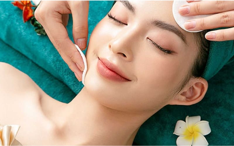 Dầu hoặc serum giúp giảm ma sát khi massage.