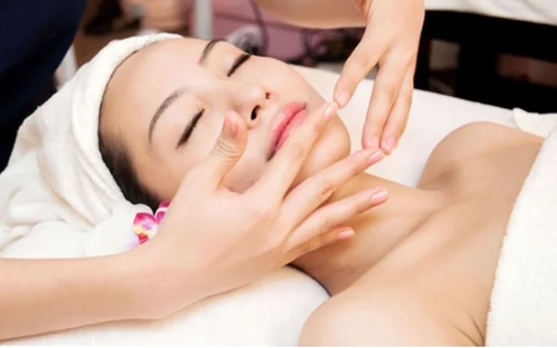 Massage đúng cách giúp vùng má săn chắc hơn.