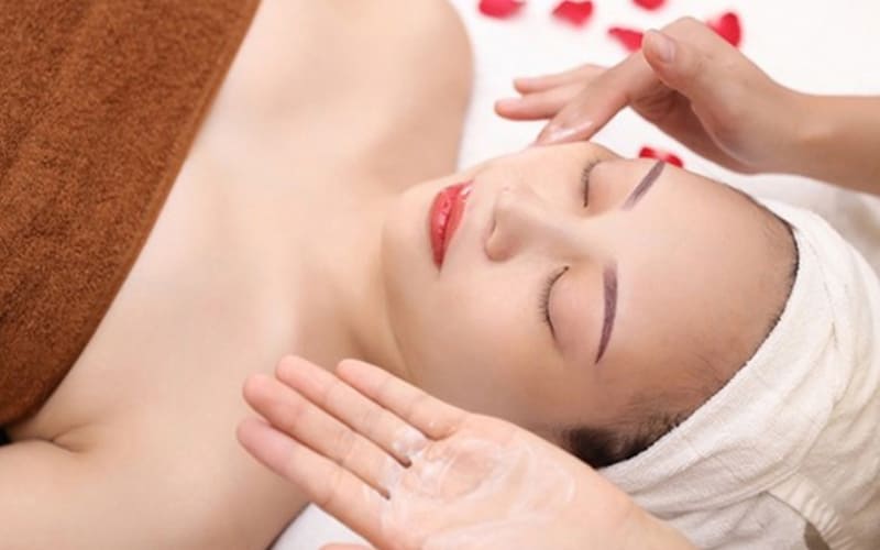 Massage giúp kích thích tuần hoàn máu và phục hồi da.