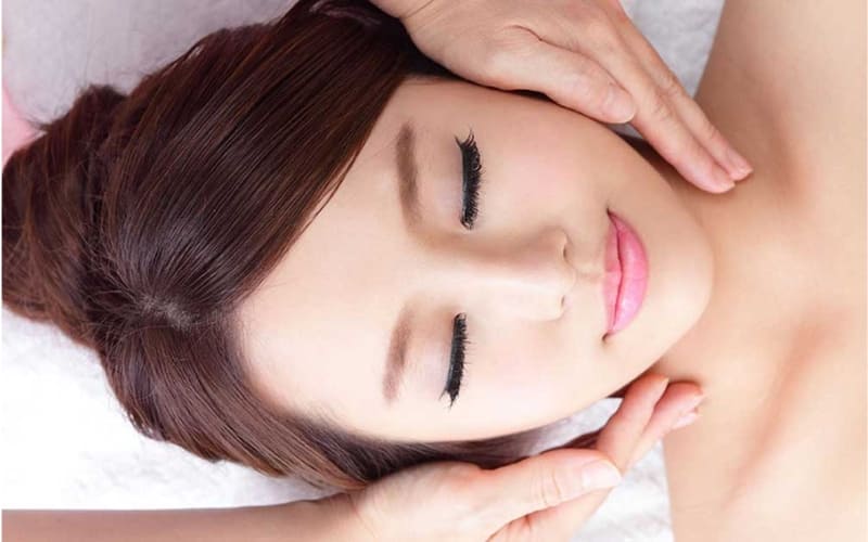 Phương pháp massage bằng tay giúp da thư giãn.