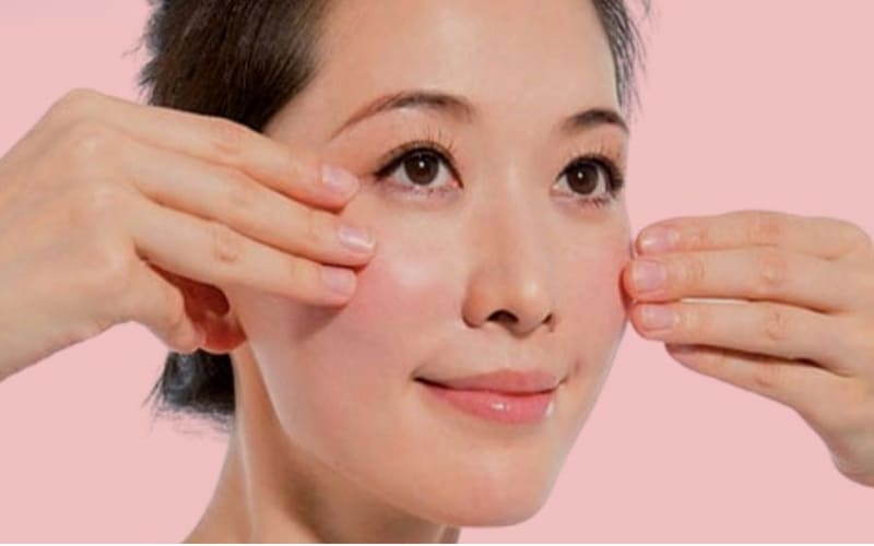 Động tác nhẹ nhàng giúp giảm bọng mắt và quầng thâm.