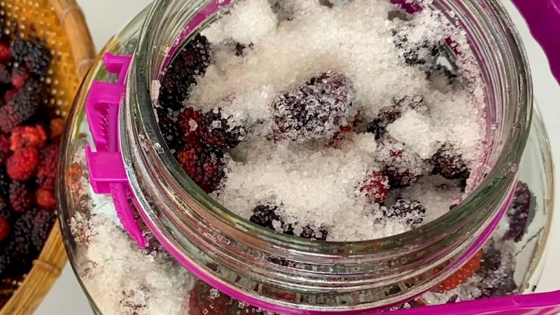 Ngâm dâu với đường phèn