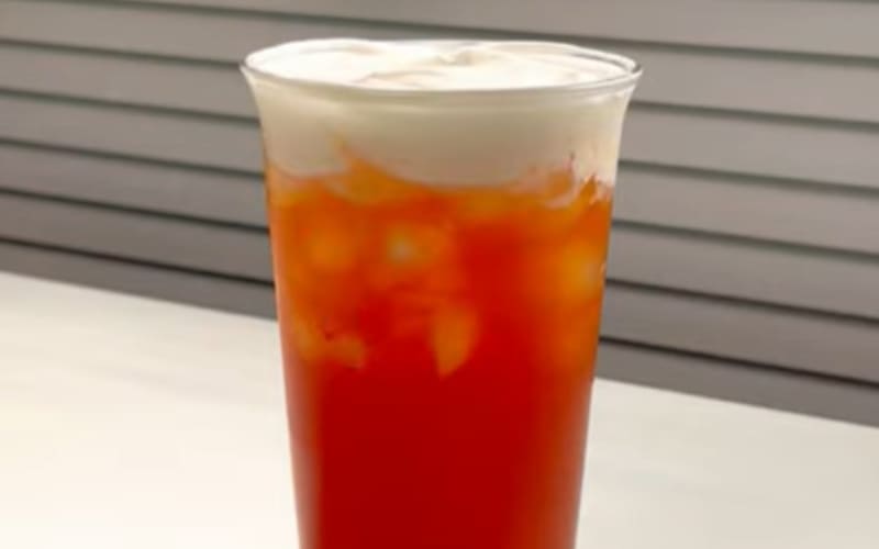 Ly hồng trà dâu kem muối hoàn thành thơm ngon.