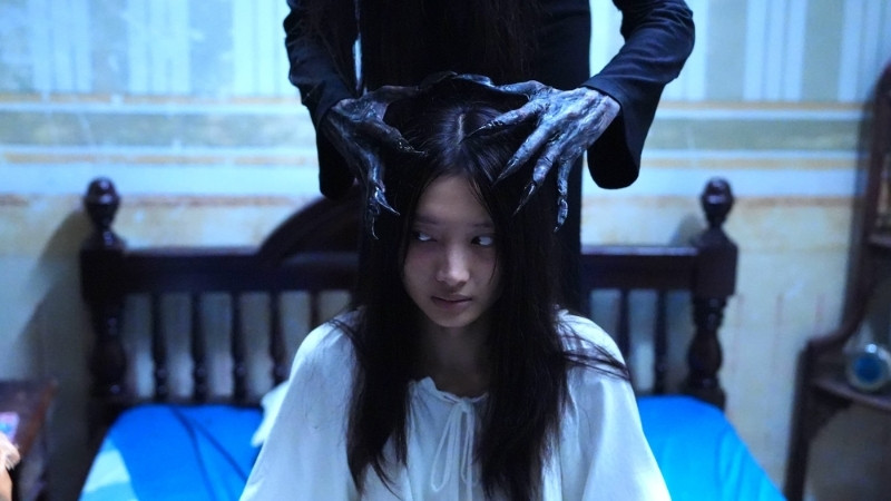 Màu sắc u ám, tạo hình quỷ dị cùng ẩn dụ về xưởng vải tạo nên thị giác đầy ám ảnh Màu sắc u ám, tạo hình quỷ dị cùng ẩn dụ về xưởng vải tạo nên thị giác đầy ám ảnh