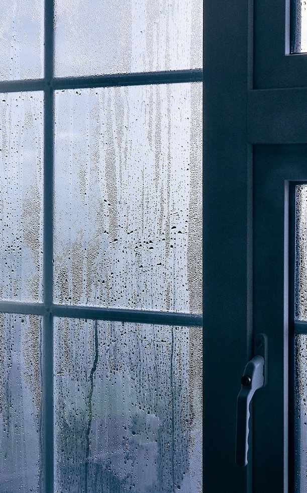 Nhà nồm ẩm có nên bật quạt không? Cách xử lý nền nhà ẩm hiệu quả