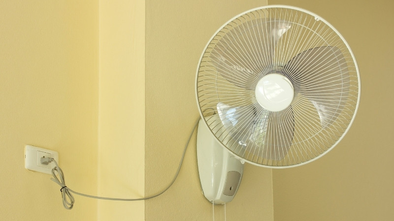 Sử dụng quạt để làm khô nền nhà