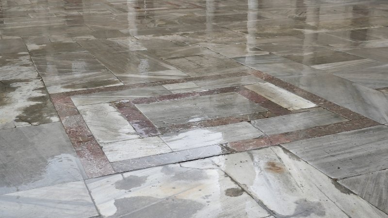 Do sàn lạnh gặp không khí nóng ẩm, khiến hơi nước ngưng tụ thành giọt trên bề mặt