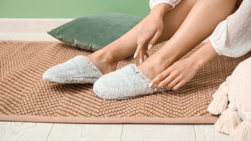 Dùng thảm hoặc khăn hút ẩm