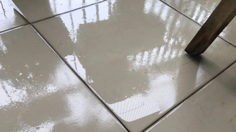 Nền nhà “đổ mồ hôi”