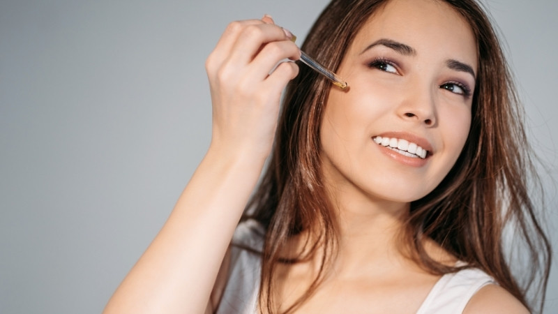 Nên dùng tinh chất dưỡng da 2 lần mỗi ngày để duy trì hiệu quả chăm sóc tối ưu