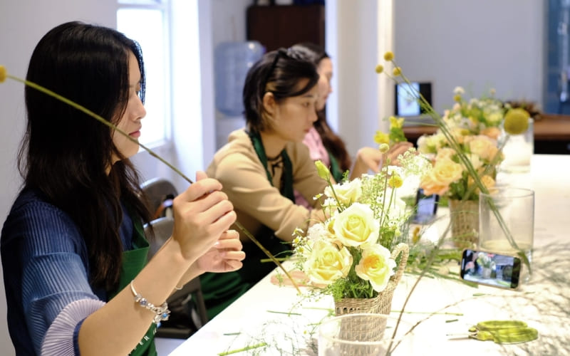 Hoa Tâm Việt hướng dẫn cắm hoa tận tâm.