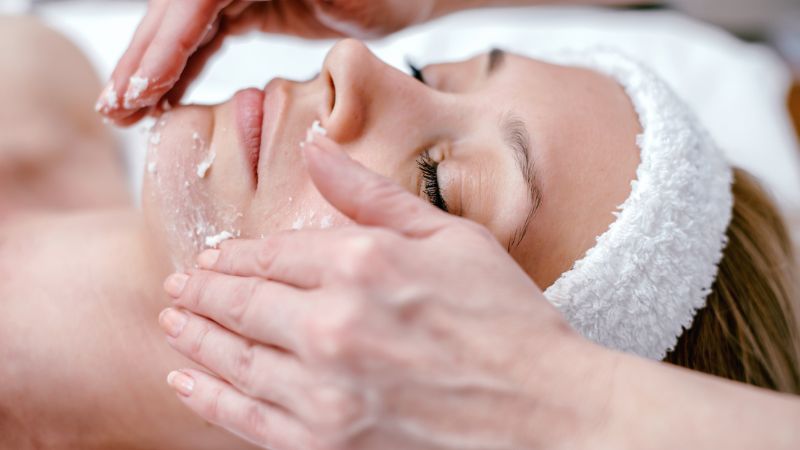 Những sai lầm khi tẩy da chết cho da dầu