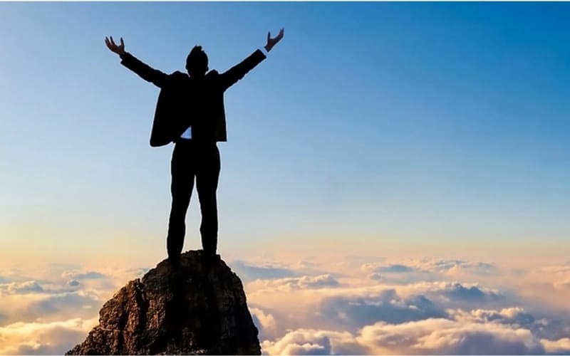 Danh ngôn nhấn mạnh hy sinh là nền tảng thành công.