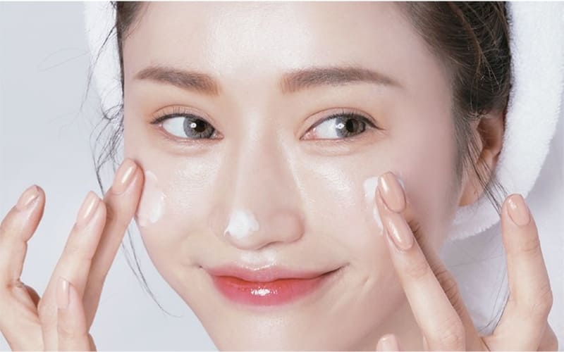 Dưỡng ẩm giúp da phục hồi sau khi cháy nắng