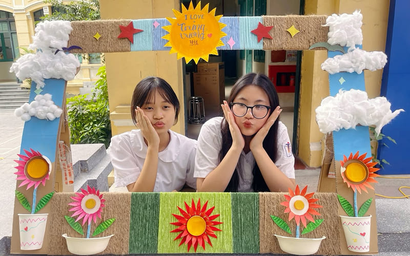 Photobooth bền vững với vật liệu tái chế và cây xanh