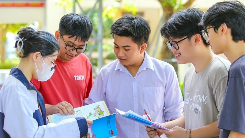 Chọn ngành yêu thích, xem kỹ điểm chuẩn các năm và ưu tiên trường trúng tuyển cao