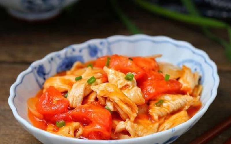 Ức gà xào cà chua