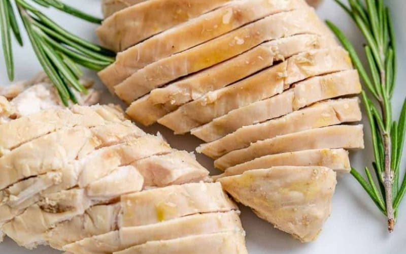 Ức gà hấp hành gừng