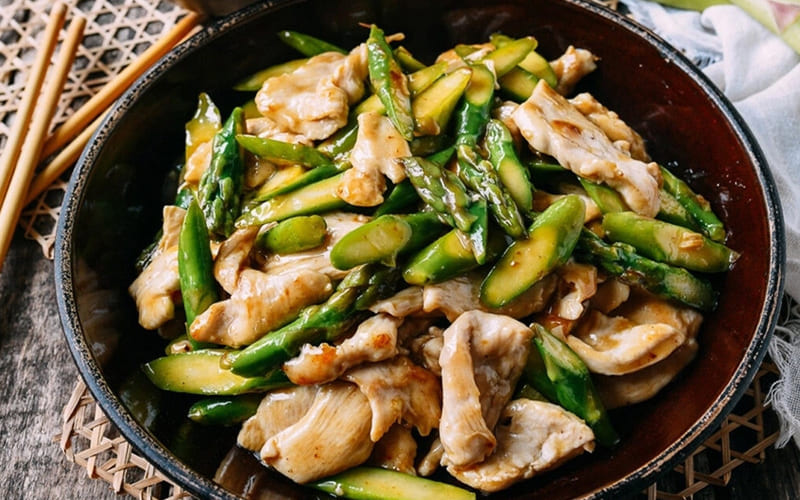 Ức gà xào măng tây