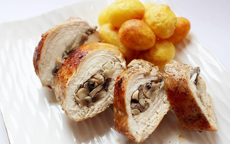 Ức gà cuộn nấm
