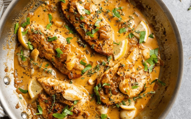 Ức gà áp chảo sốt bơ tỏi