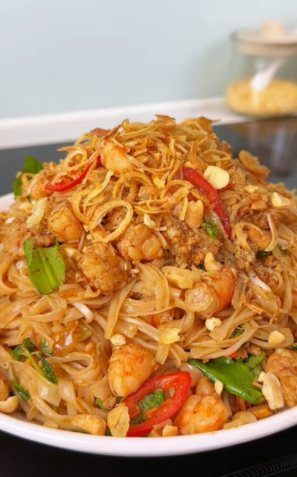 Cách làm phở trộn tôm thịt xốt chua ngọt thanh mát, giải ngấy