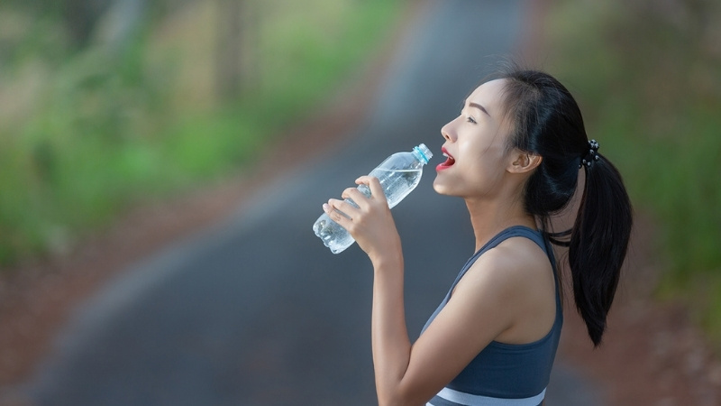 Uống nước ion kiềm đóng chai hoàn toàn tốt