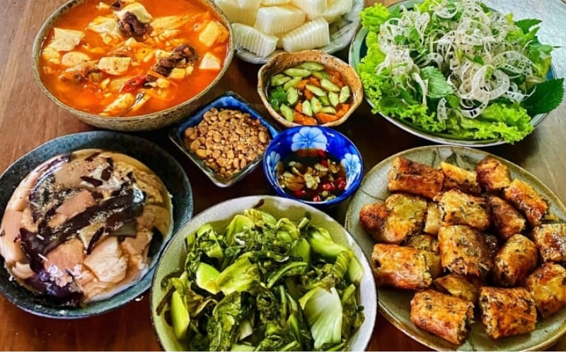 Mâm cơm thứ bảy đậm chất truyền thống, ấm cúng.