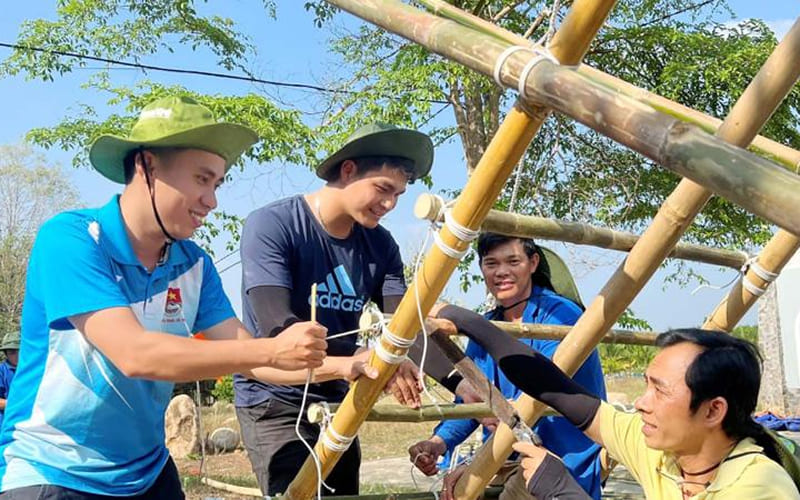 Dựng khung cổng trại chắc chắn