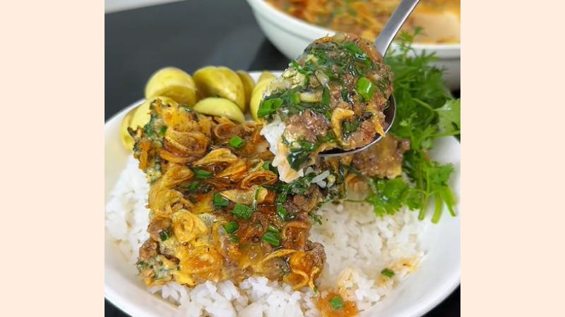 Thưởng thức trứng chiên bò lá lốt