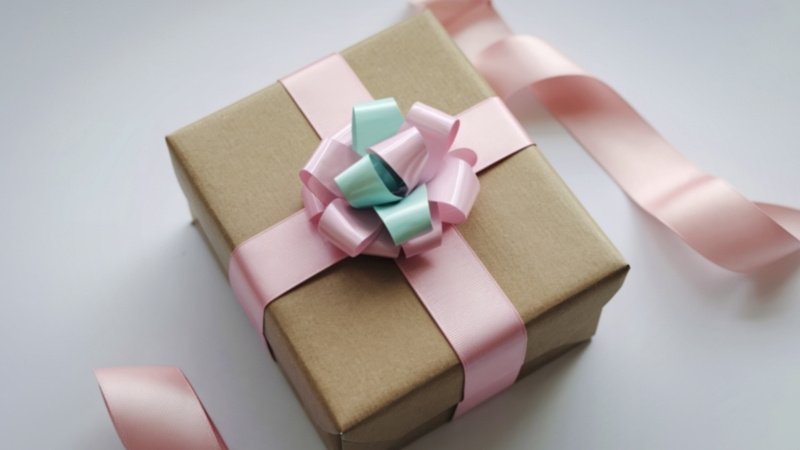 Tránh tặng quà quá cá nhân, kém tinh tế hoặc mang ý nghĩa tiêu cực