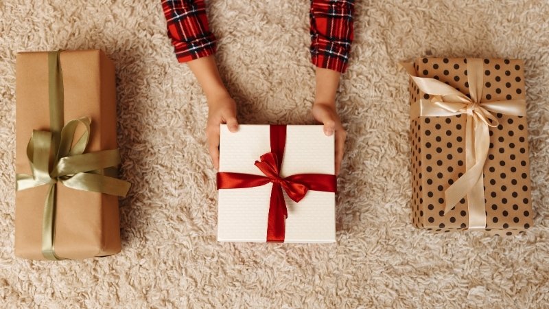 Chọn quà 6/4 cho bạn trai cần dựa trên sở thích, tính cách và ngân sách thực tế