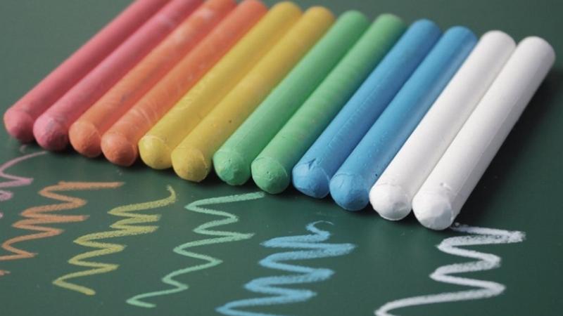 Chuẩn bị dụng cụ trang trí bảng phấn