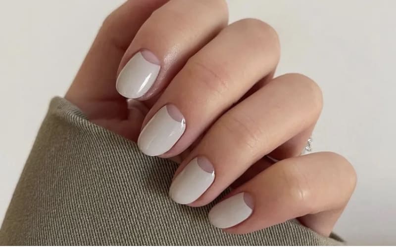 Thiết kế nhẹ nhàng giúp đôi tay trông tinh tế hơn.