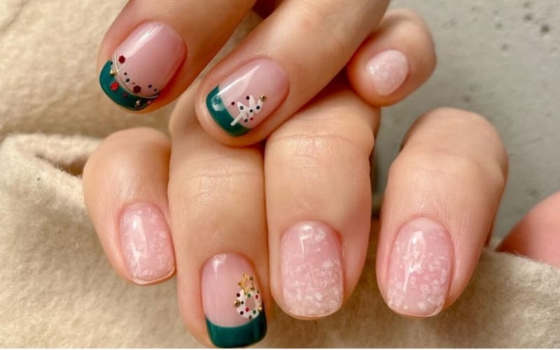 Họa tiết nhỏ giúp bộ móng trở nên sinh động hơn.