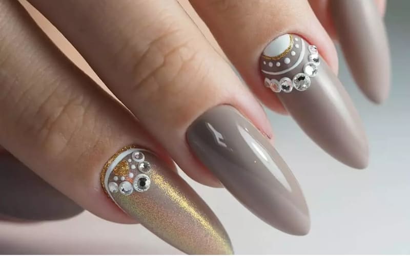 Chi tiết đính đá giúp bộ móng thêm sang trọng.