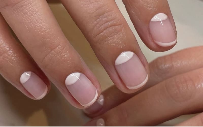 Màu nude giúp bộ móng trông thanh lịch hơn.